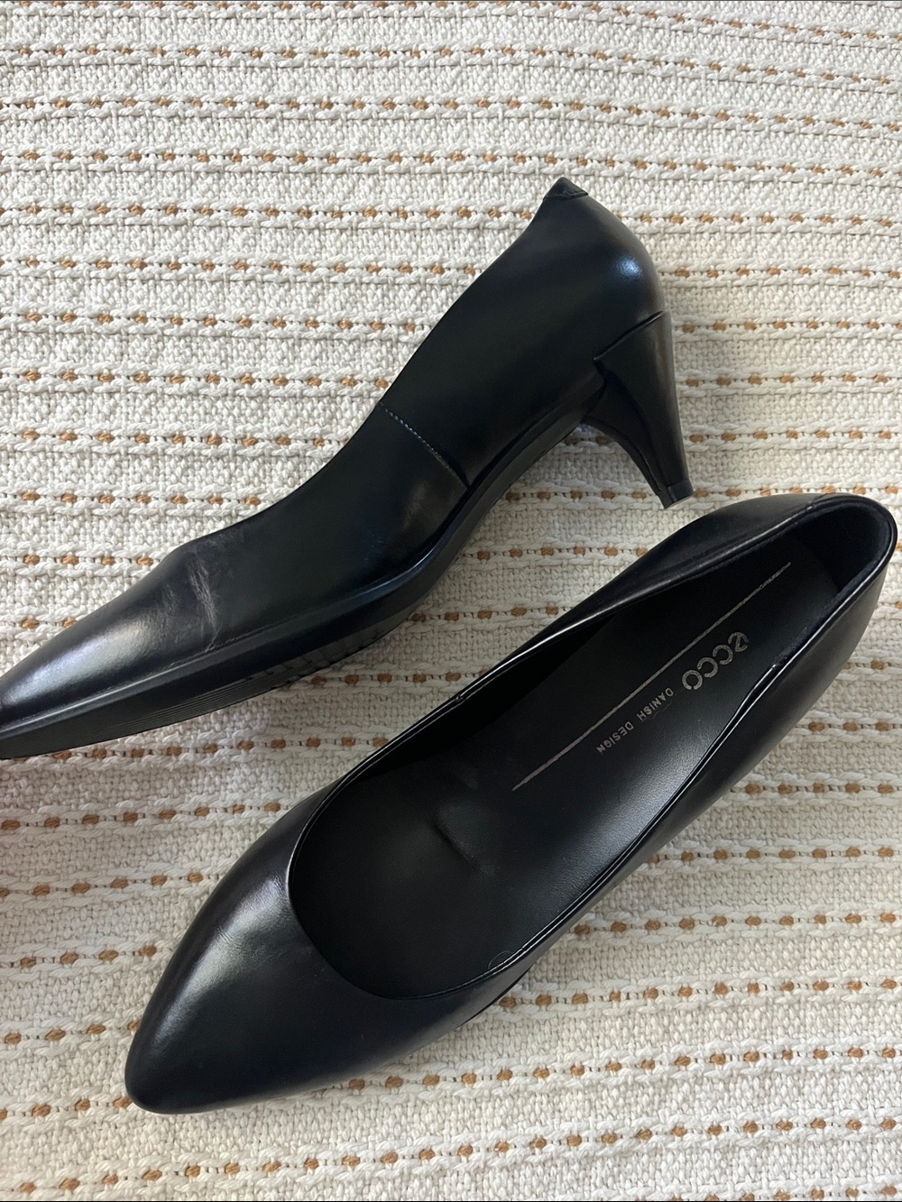 Ecco Black Leather Pointed Toe Mid-Heel Pumps